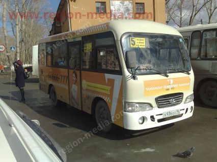 Размещение рекламы на автобусах компании "Такси Семерочка" в Первоуральске